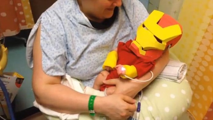 Otecv vyrobil chorému chlapčekovi kostým Iron mana