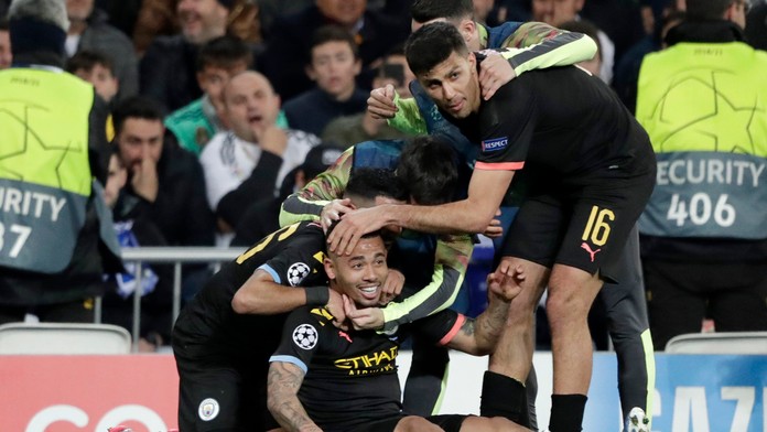 Kouč Realu Madrid Zinedine Zidane a jeho zverenec Sergio Ramos reagujú v prvom osemfinále LM proti Manchesteru City.