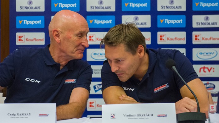 Tréner hokejovej reprezentácie Craig Ramsay a asistent Vladimír Országh 