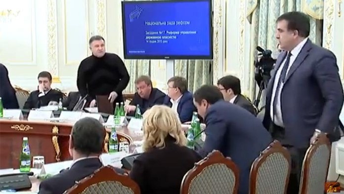 Ukrajinský minister vnútra Arsen Avakov hodil po bývalom gruzínskom prezidentovi Michailovi Saakašvilim pohár s vodou.