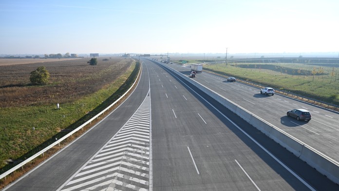 Uzáveru D1 v smere zo Senca do Bratislavy ukončili skôr, než sa plánovalo. Pribudlo však výrazné obmedzenie