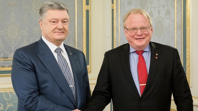 Ukrajinský prezident Petro Porošenko a švédsky minister obrany Peter Hultqvist. 