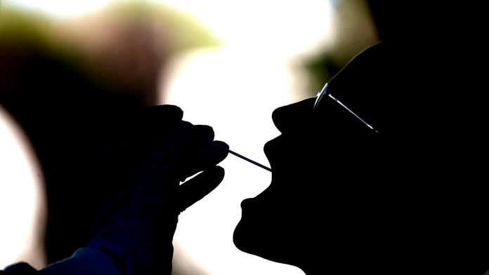 Sanitka parkuje pred nemocničnou jednotkou intenzívnej starostlivosti, kde leží ruský opozičný líder Alexej Navaľnyj.