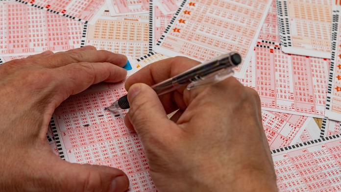 Náhoda na pumpe mu zmenila život. O pár hodín držal v ruke žreb s veľkou výhrou