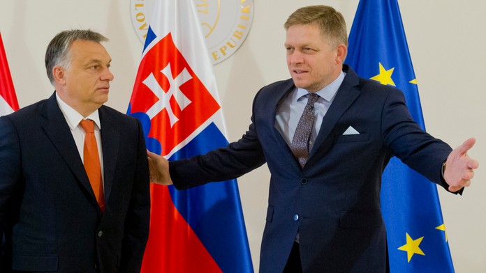 Predseda vlády SR Robert Fico víta maďarského predsedu vlády Viktora Orbána 7. októbra 2016 v Bratislave.