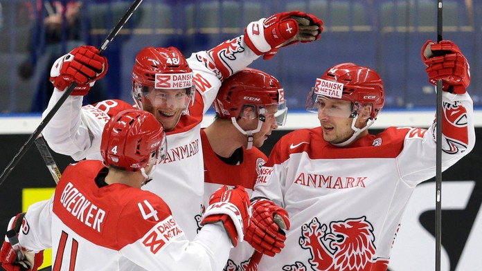 Hokejista Dánska Nicholas Jensen (druhý zľava) sa teší po strelení gólu