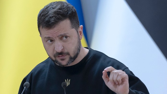 Ukrajinský prezident Volodymyr Zelenskyj gestikuluje.