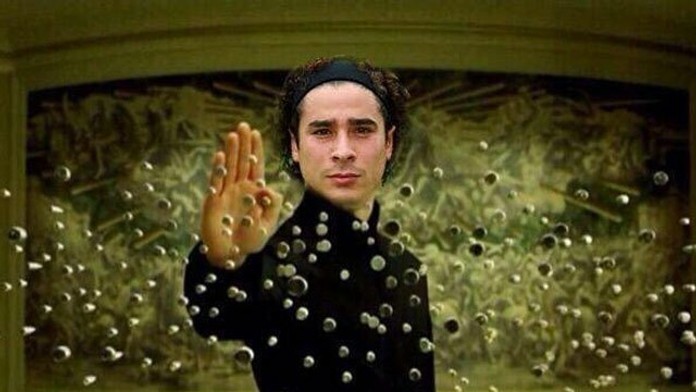 Ochoa ako Neo z Metrixu.