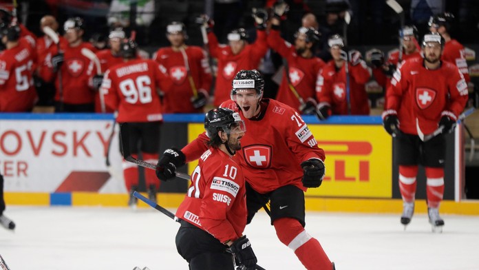 Švajčiar Andreas Ambuhl (v kľaku) prijíma gratuláciu od spoluhráča po góle v sieti Bieloruska MS 2017.