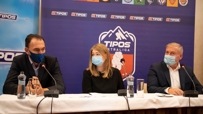 Kamión sa zrazil s osobným autom.