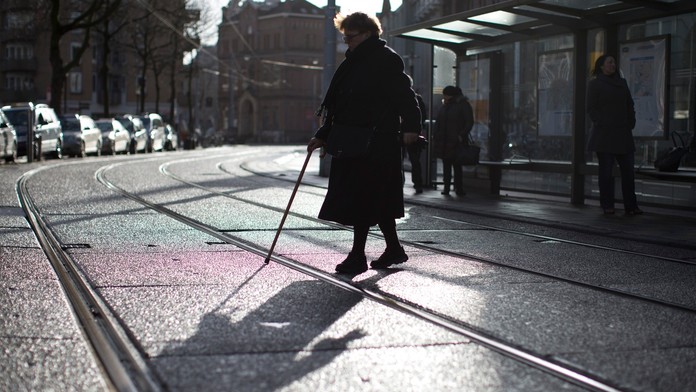 Chodkyňa prechádza po zľadovatenej električkovej trati