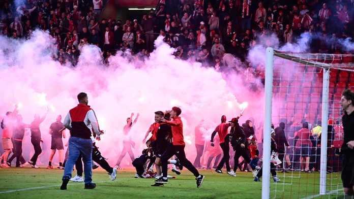 Šialený záver v českom derby. Slavia mala titul na dosah, fanúšikovia vtrhli na trávnik priskoro