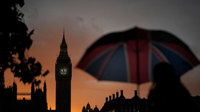 OBRAZOM: Veľká Británia na minútu stíchla. V nedeľu večer si pripomenula Alžbetu II.