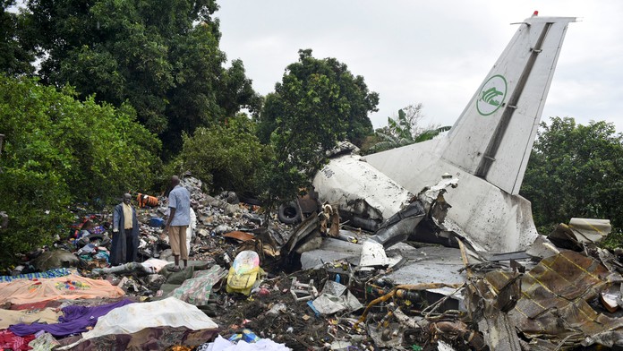 Záchranári  hľadajú telá obetí  na mieste leteckého nešťastia.
