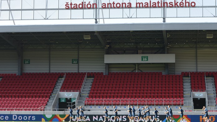 Alex so Simčou vyberajú kočík.