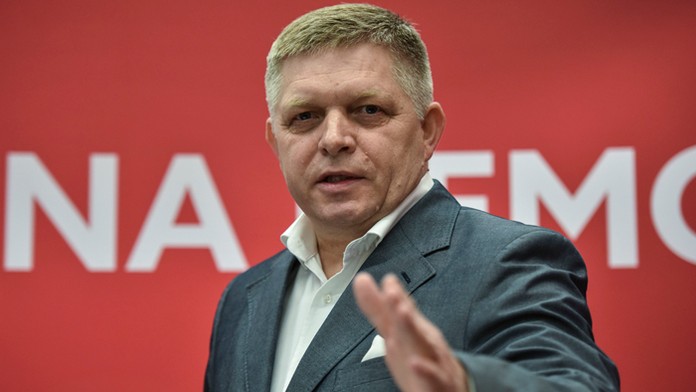 Na archívnej snímke z 20. novembra 2006 podnikateľ a miliardár Stanley Ho sa usmieva počas osláv 85. narodenín v Hongkongu.