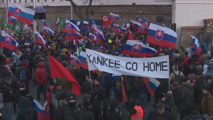 Dav ľudí zaplnil námestie Alexandra Dubčeka, aby vyjadril odpor voči podpisu obrannej dohody s USA.