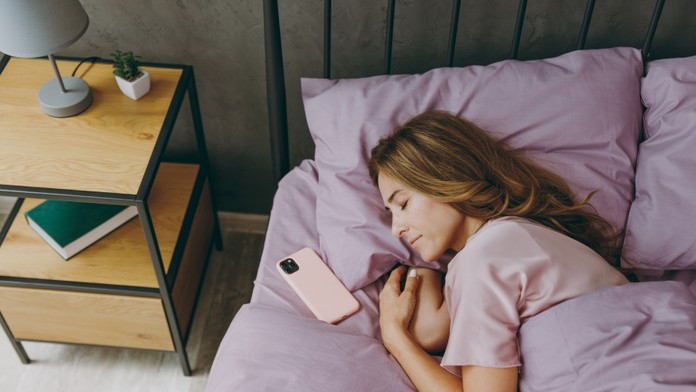 Zle sa vám vstáva a je pre vás začiatok dňa ťažký? Podľa odborníkov pomôže zbaviť sa jedného zvyku