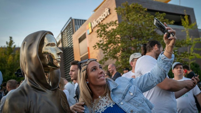 Tvorca bitcoinu sa dočal svojej busty. Prvú na svete odhalili v susednom Maďarsku