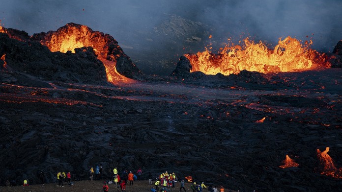 FOTOGRAFIE TÝŽDŇA: Na Islande ožila sopka, Pelosiová na Taiwane či turbína pre Nord Stream 1