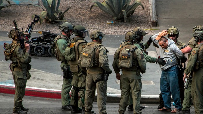 Muž vyšiel z autobusu a vzdal sa polícii.