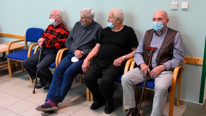 Dôchodcovia z Domova dôchodcov v Spišskej Novej Vsi, ktorí pri požiari prišli o strechu nad hlavou.