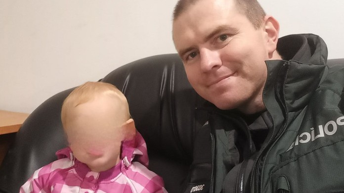 O malú slečnu sa musel postarať policajt.