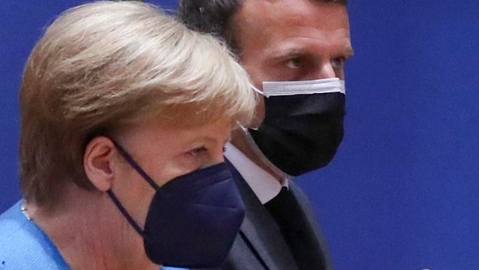 Nemecká kancelárka Angela Merkelová (vľavo) a francúzsky prezident Emmanuel Macron.