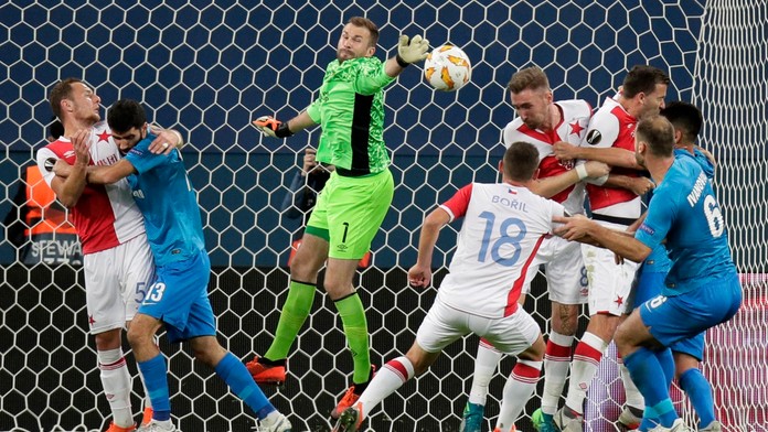 Brankár Slavie Ondřej Kolář bráni v zápase C-skupiny Európskej ligy vo futbale medzi Zenit Petrohrad - Slavia Praha.