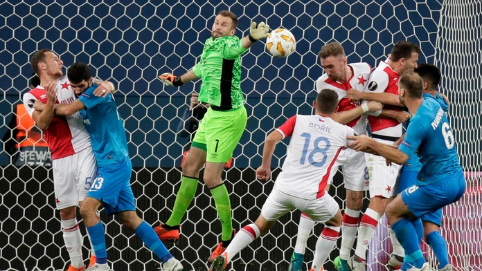 Brankár Slavie Ondřej Kolář bráni v zápase C-skupiny Európskej ligy vo futbale medzi Zenit Petrohrad - Slavia Praha.