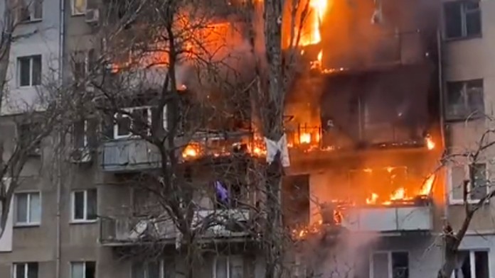 Horiaca bytovka v Mykolajive.