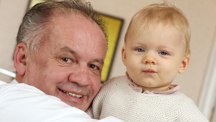 Prezident Andrej Kiska s vnučkou Miou.