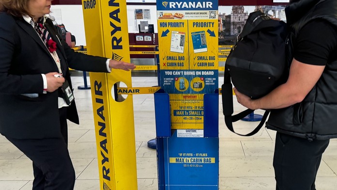 Bude Ryanair prísnejšie kontrolovať rozmery batožiny? Aerolinka zvažuje vyššie odmeny pre zamestnancov