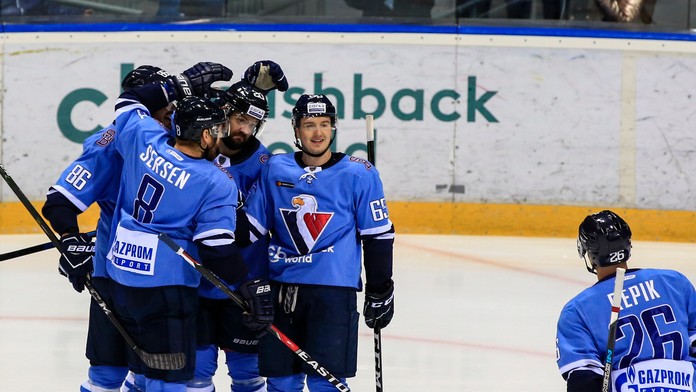 Zľava Éric Gelinas, Michal Sersen, Jeff Taffe, Rudolf Červený a Michal Řepík zo Slovana oslavujú gól proti Dinamu Riga.