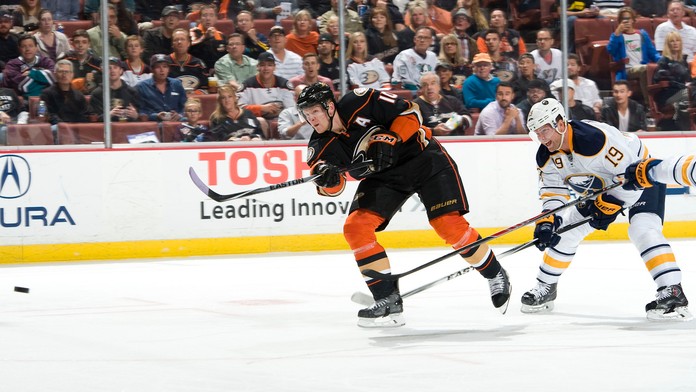 Corey Perry (Ducks) strieľa gól stíhaný Cody Hodgsonom (Sabres) v zápase Anaheim - Buffalo (4:1).