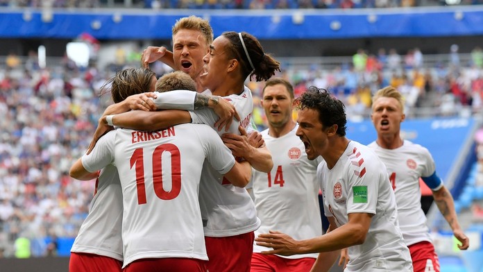 Dánski hráči oslavujú gól Christiana Eriksena v zápase základnej C-skupiny MS 2018 vo futbale Dánsko Austrália.