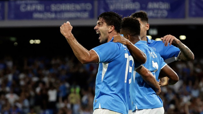 AC Miláno naďalej čaká na ligové víťazstvo. Neapol otáčal v závere duel proti oslabenému nováčikovi