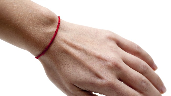 Červený náramok - ilustračná snímka.