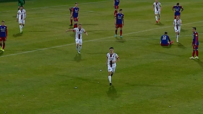 Hráči Zlatých Moraviec sa tešia z gólu.