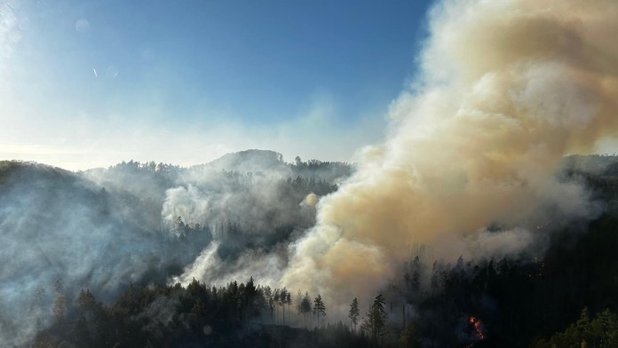 FOTO a VIDEO: Susedné Česko bojuje s rozsiahlym požiarom. Na mieste zasahujú stovky hasičov