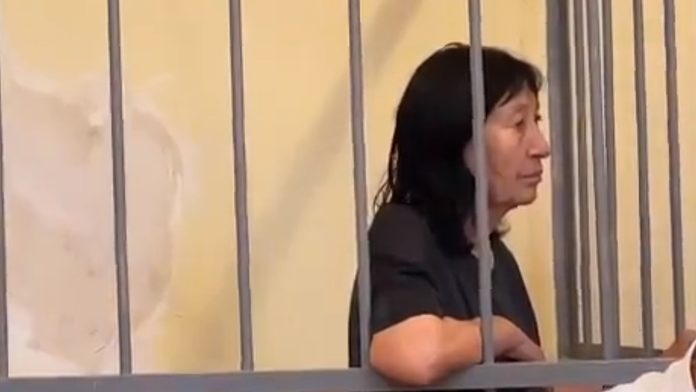 Podvedenú dôchodkyňu, ktorá podpálila ruské náborové centrum, odsúdili za terorizmus