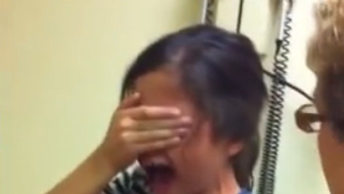 Panika u lekára. Dieťa vyvádza pred pichnutím injekcie.