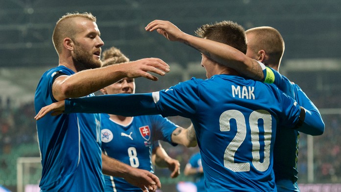 Na snímke radosť hráčov Slovenska po strelení prvého gólu v prípravnom futbalovom zápase Slovensko – Island.