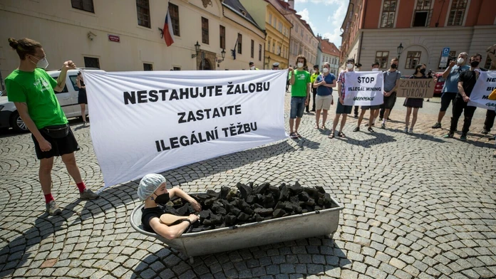 Protestný pochod Greenpeace za ukončenie ťažby v dole Turów.
