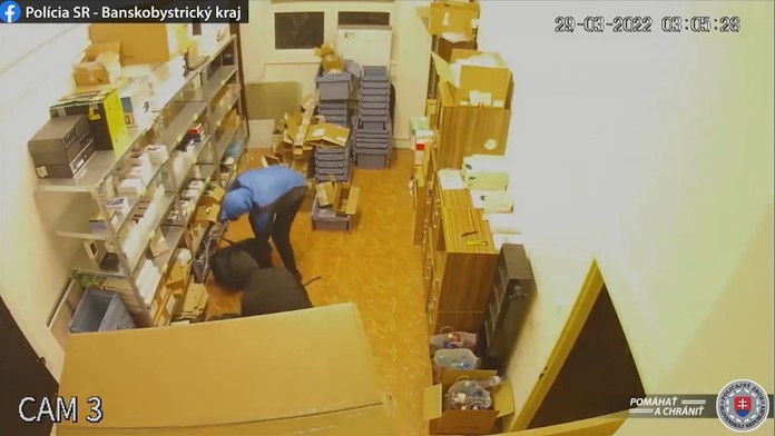 Dve minúty a škoda za 18-tisíc. Zlodeji, ktorých zachytila kamera, vyberali len kvalitné mobily