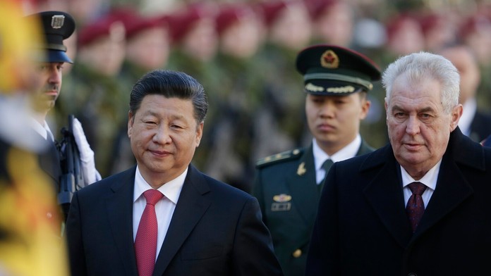 Čínsky prezident Si Ťin-pching (vľavo) a český prezident Miloš Zeman počas uvítacej ceremónie na Pražskom hrade.