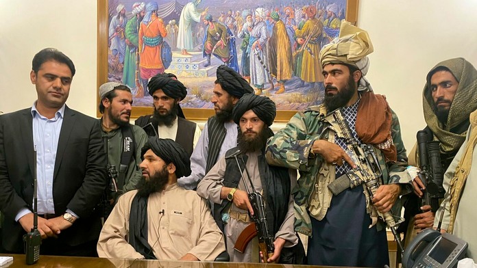 Talibanskí bojovníci v prezidentskom paláci.