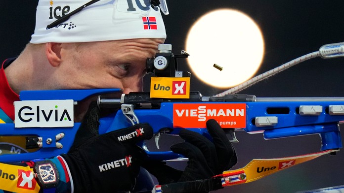 Nórski bratia ovládli vytrvalostné preteky na MS v biatlone. Slovákom sa príliš nedarilo