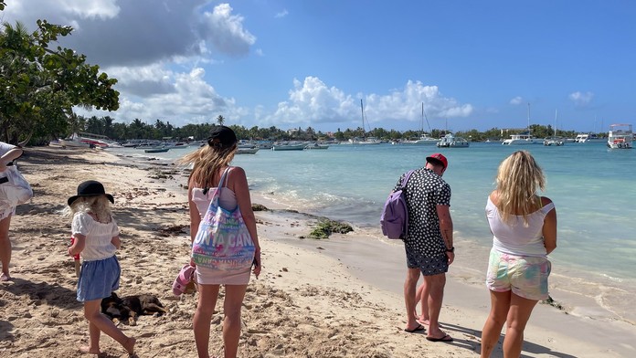 Na snímke sú ľudia na pláži 