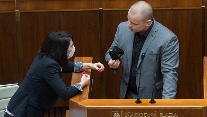 Jana Bittó Cigániková (SaS) a Milan Mazurek (nezaradený), ktorý si odmietol dať respirátor v sále.